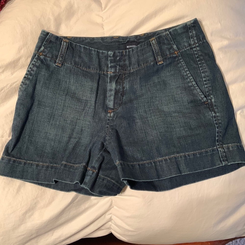 Gap cotton zip front shorts with pockets on sides and back - size one